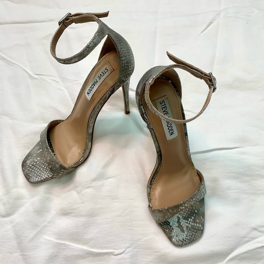 Steve Madden Size 5 Silver and gray Snakeskin Stiletto sandals